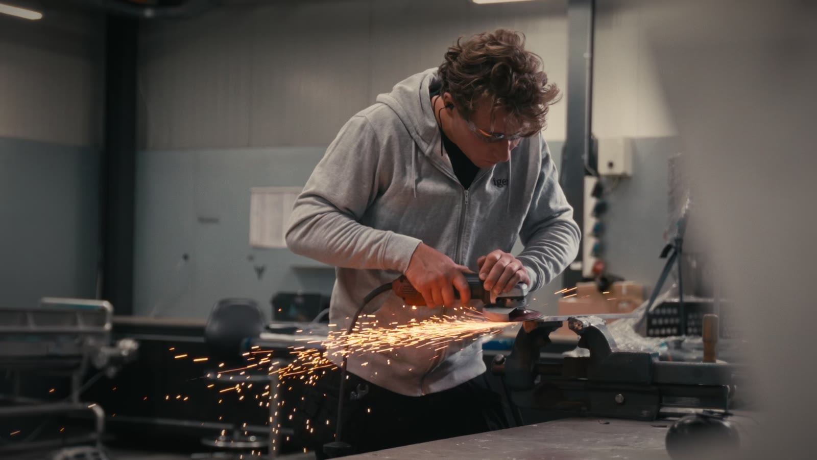 Vonken bij het slijpen van staal in een werkplaats