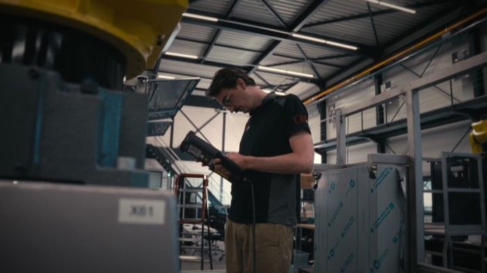 Monteur aan een machine