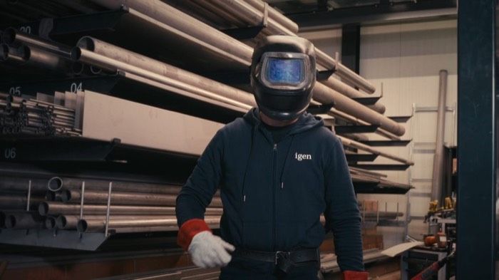 Lasser lopend door de werkplaats